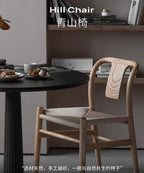 Drewniane Krzesło Jadalniane Wabi-Sabi z Plecionym Siedziskiem – Styl Minimalistyczny